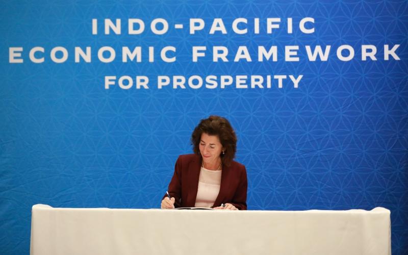 美国商务部长吉娜·雷蒙多于2023年11月14日在加利福尼亚州旧金山签署IPEF供应链协议